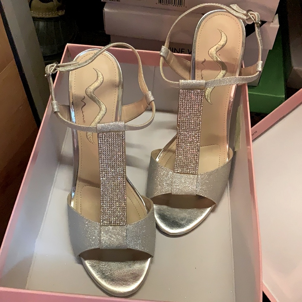 NWT. Nina silver sparkly T strap sandals